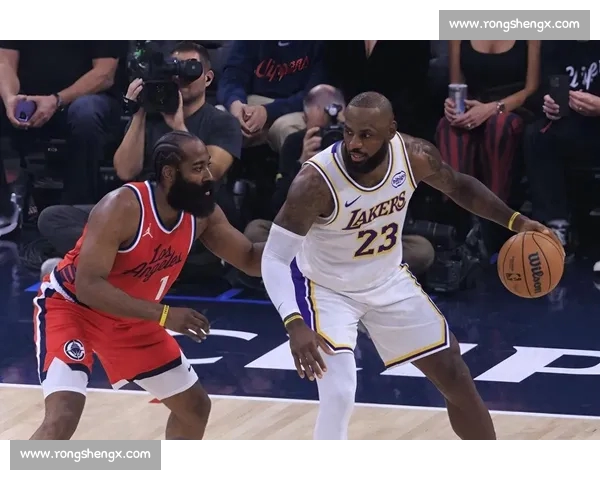 NBA季后赛激烈角逐东部西部强队争锋詹姆斯库里对决再掀热潮 NBA季后赛激烈角逐东部西部强队争锋詹姆斯库里对决再掀热潮